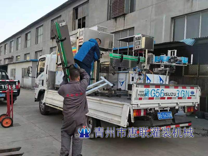 灌裝過濾生產(chǎn)線廠家發(fā)貨現(xiàn)場